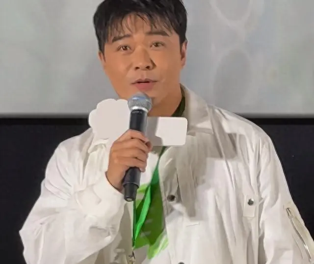 陈思诚携父亲陈胜奇与儿子朵朵亮相《10间敢死队》首映礼：现场图
