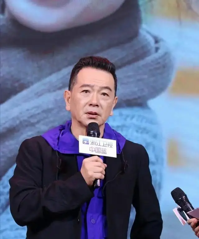 张晨光上海定居持续工作，七十岁兼顾影视剧与直播带货：现场图